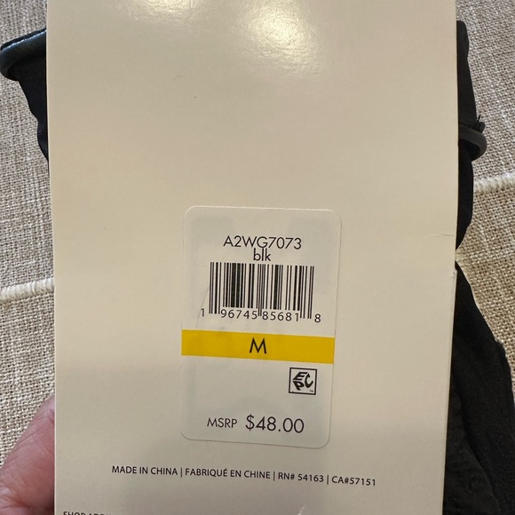 Calvin Klein Black Quilted Mittens size medium NWT - Picture 3 of 4